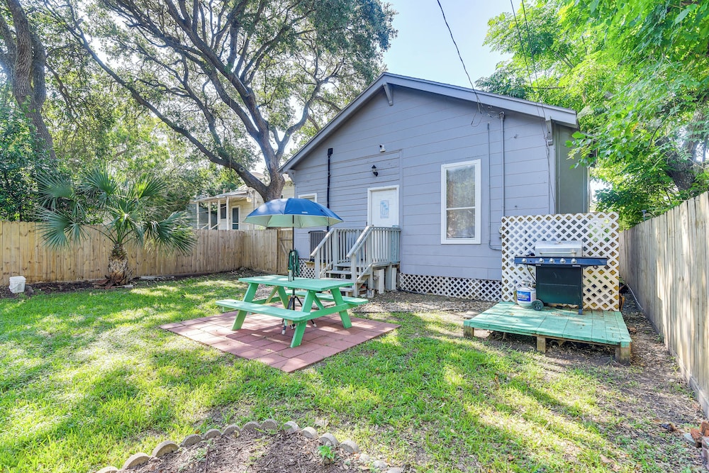 Half Mi to Galveston Seawall: Home w/ Yard & Grill