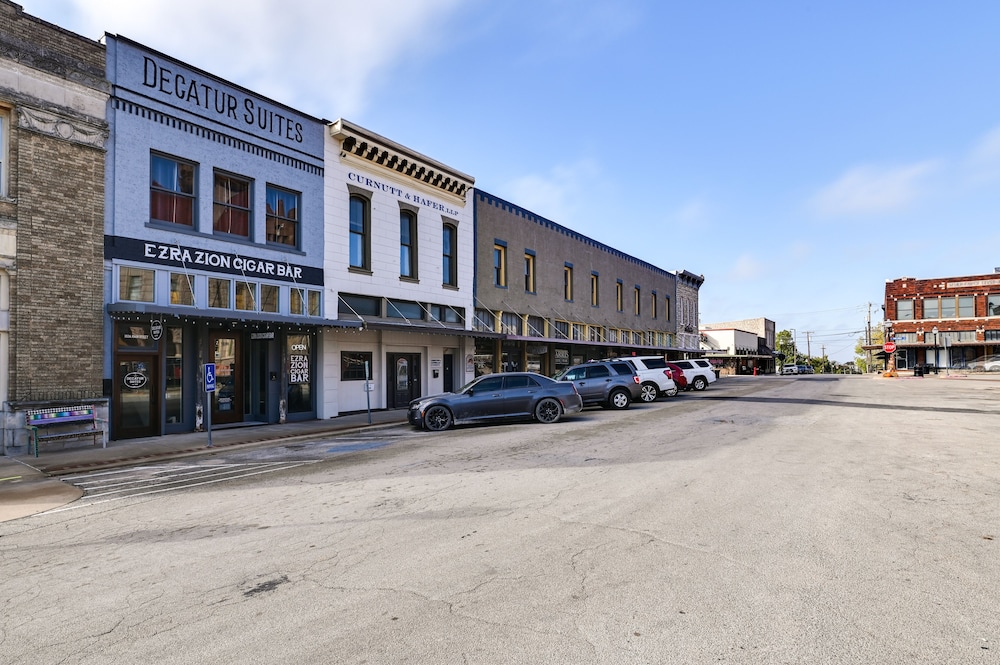 Historic Decatur Apt w/ City Square Views view 5