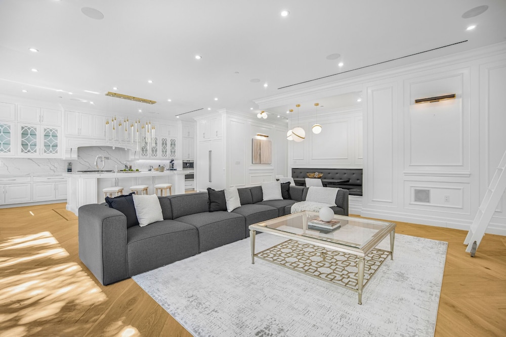 Spaulding Ave Farmhouse - Bespoke LA Home w/ Pool & Home Theater