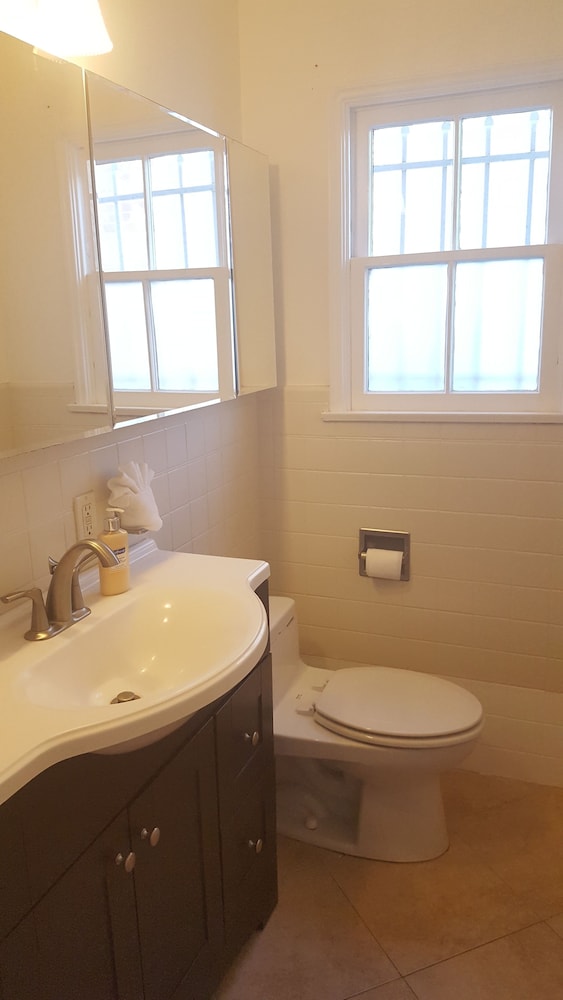 Great 2 Floor house in Beverly-wood