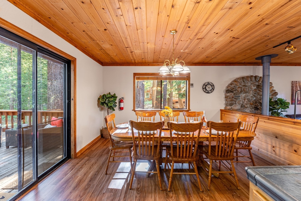 Whiskey Springs by Avantstay Classic Cabin Near Tahoe Donner Ski Area