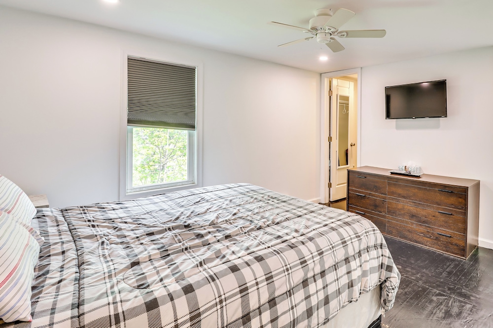 Ski, Hike & Fish: Pet-friendly Home in Saylorsburg