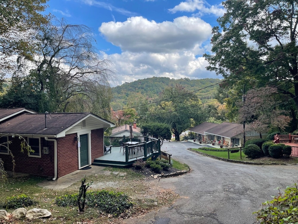 Mountain Aire Cottages, Inn, & Glamping view 5
