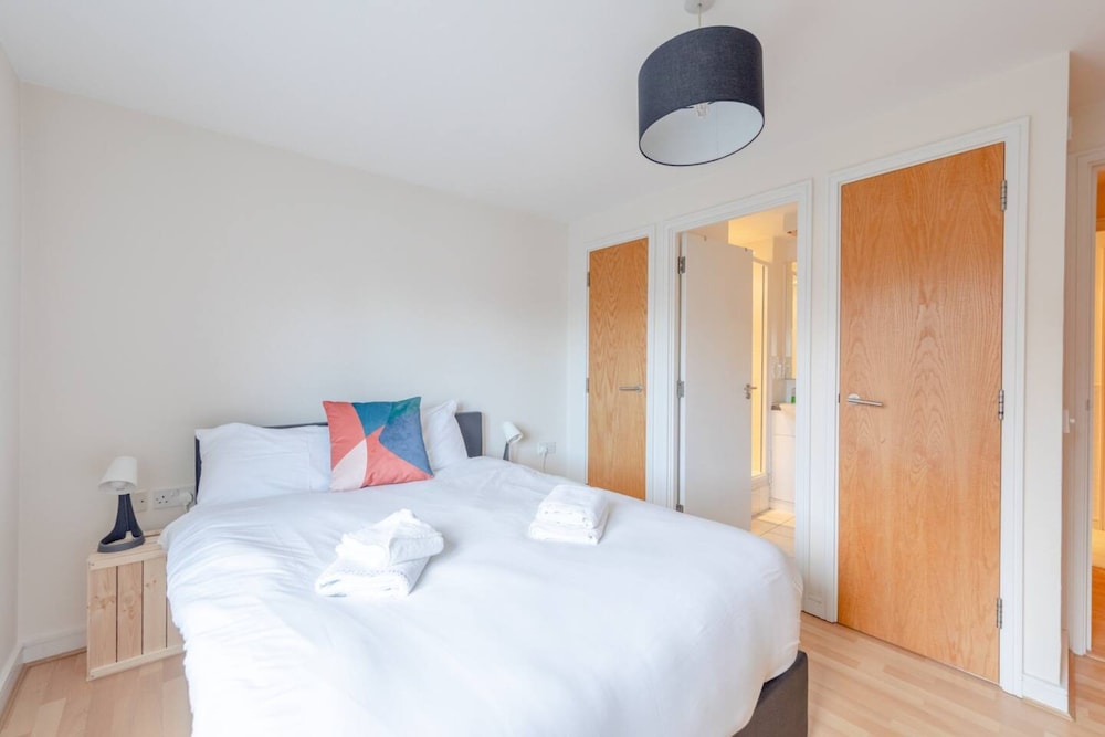 Spacious 2 Bedroom Apartment Near White City