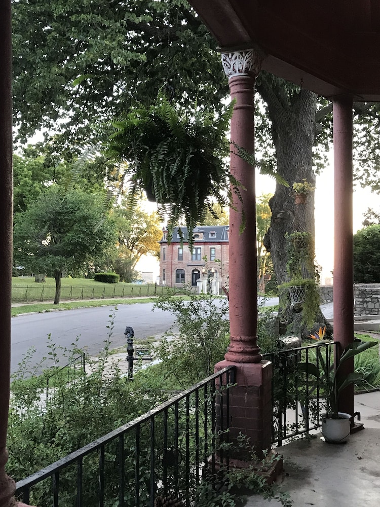 Vineyard Mansion & Carriage House Bed & Breakfast