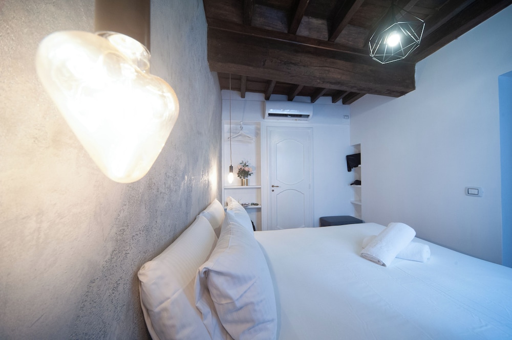 navona jacuzzi apartment