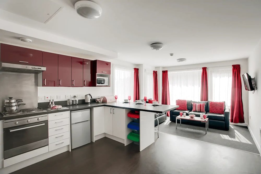 Modern Rooms BIRMINGHAM - SK view 4