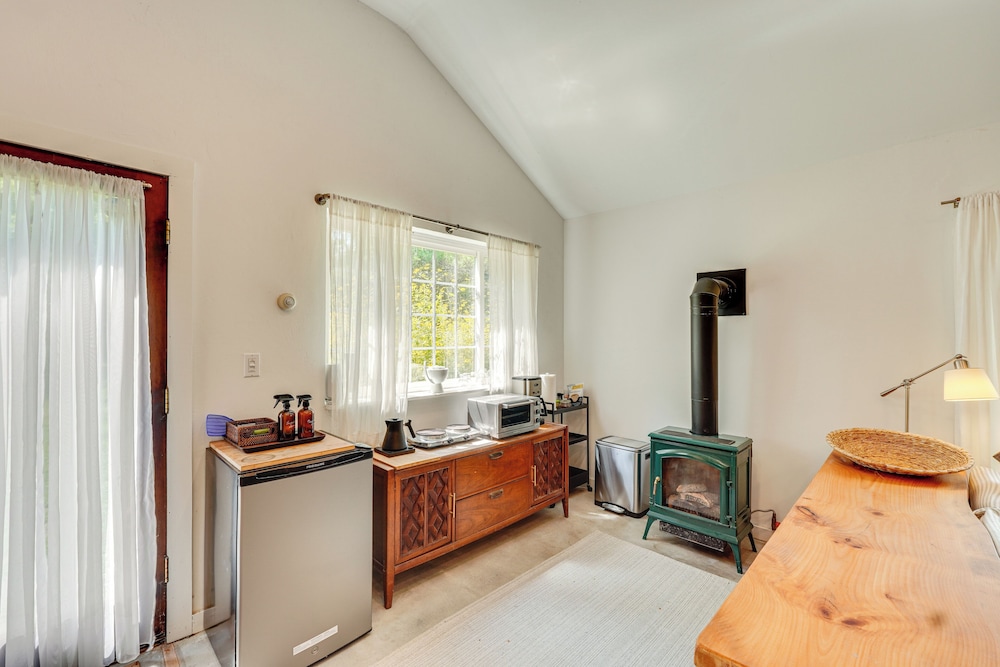 Highland 1850s Studio Barn on Sprawling 4.5 Acres!