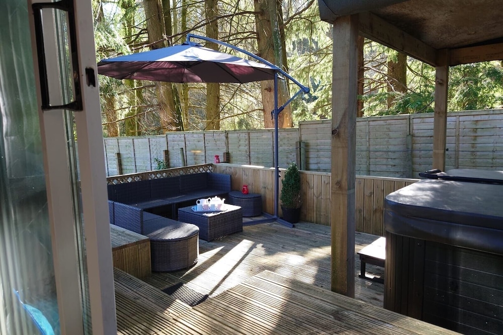 Wildwood Cabin - Sleeps 6, Hot Tub & Parking