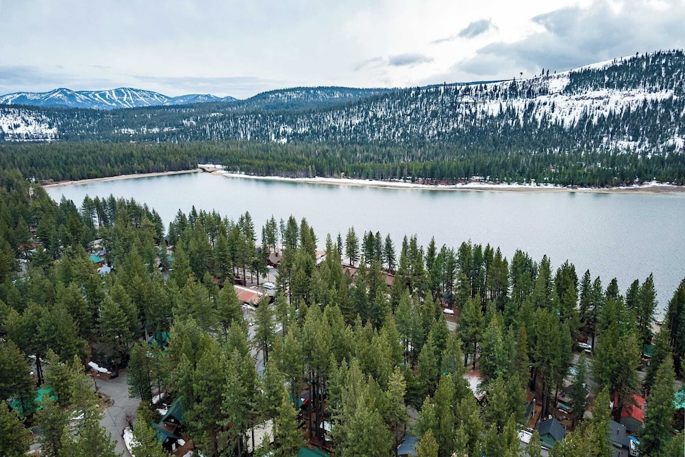Stylish Truckee Retreat Deck, Near Lake & Skiing Moraine by Avantstay