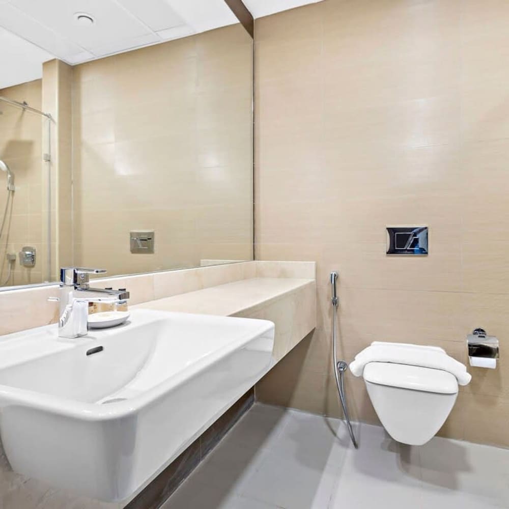 Silkhaus Dubai Marina Sparkle Tower Pool Gym