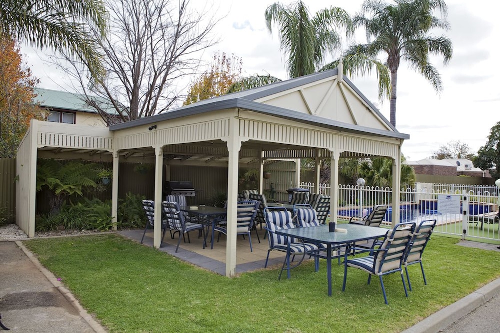 Paddle Wheel Motel