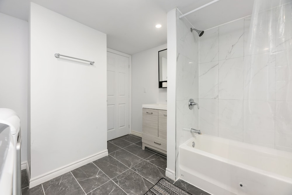 3 Bedroom Loft in Downtown Free parking