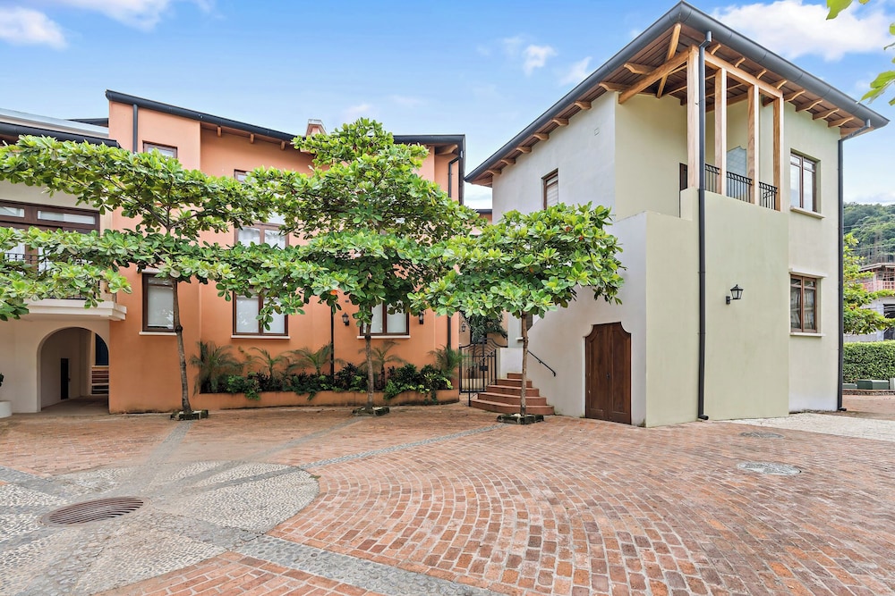 Stylish Condo in the Heart of Las Catalinas with Vibrant Design & Exclusive Beach Club Access