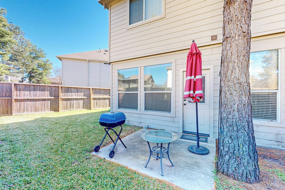 3BR w/ Yard, Updated Interior w/ A/C & W&D