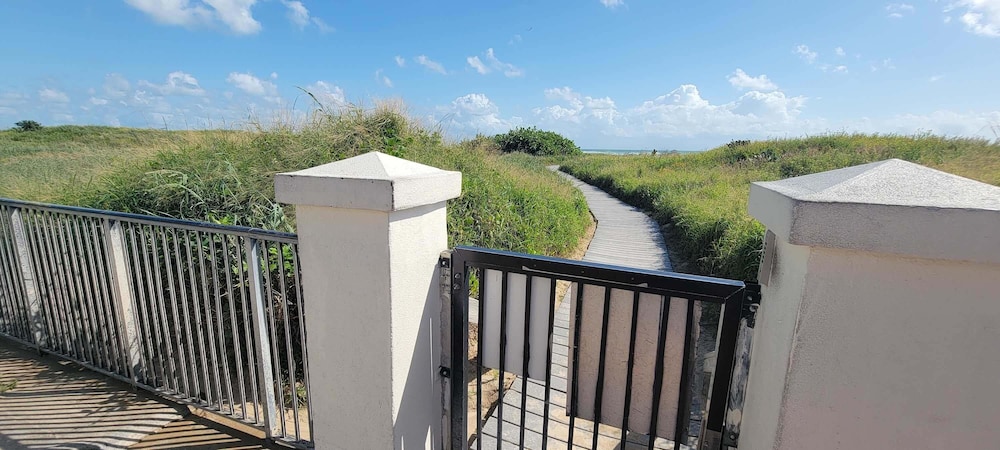 Sleeps 10 Direct Beach Heated Pool 3 Bedroom Apts