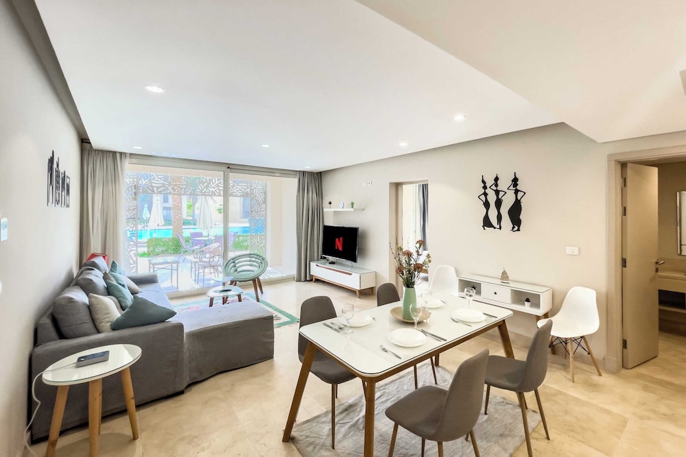 Xuru Stays I Exotic 1bdr w/ Outdoor Terrace Pool & Beach Access