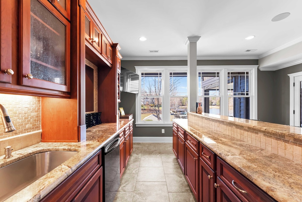 Luxury Lakefront Stay Private Dock, Indoor/outdoor Pool The Retreat