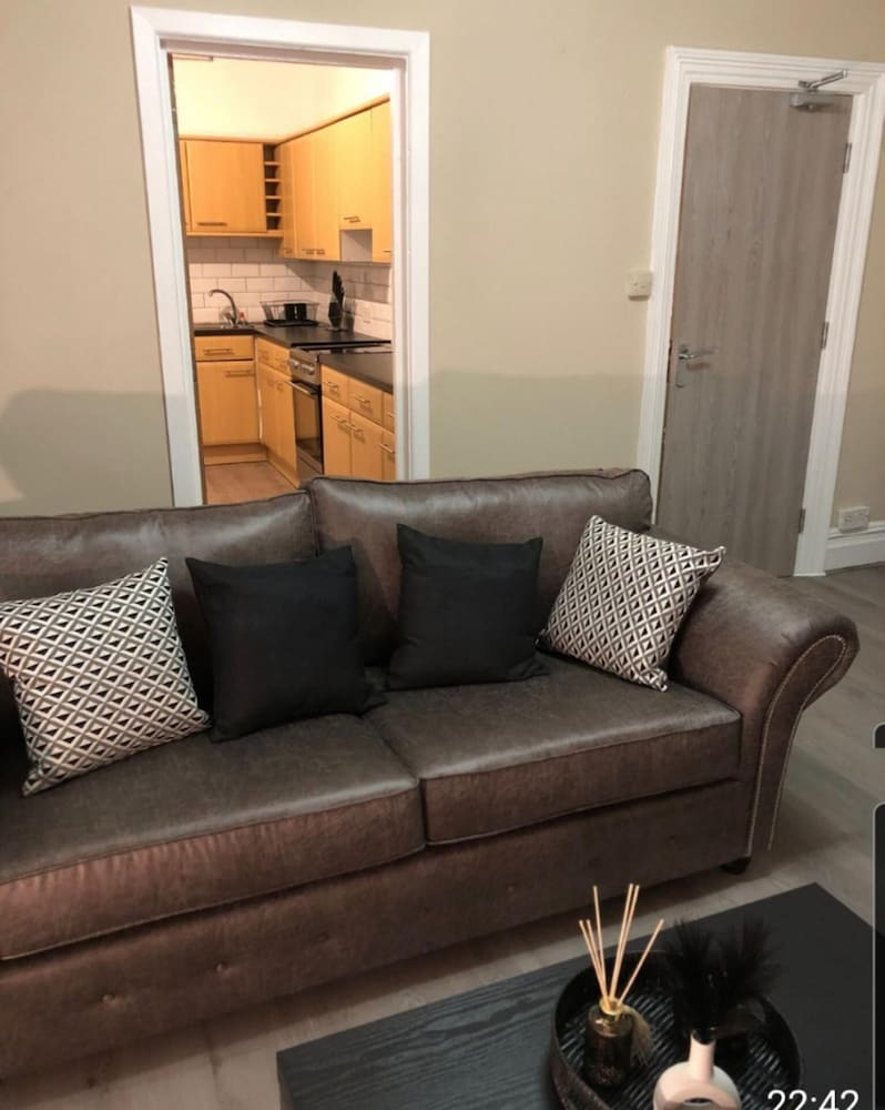 3-bed Apartment Roof Terrace Near Cardiff Centre view 3