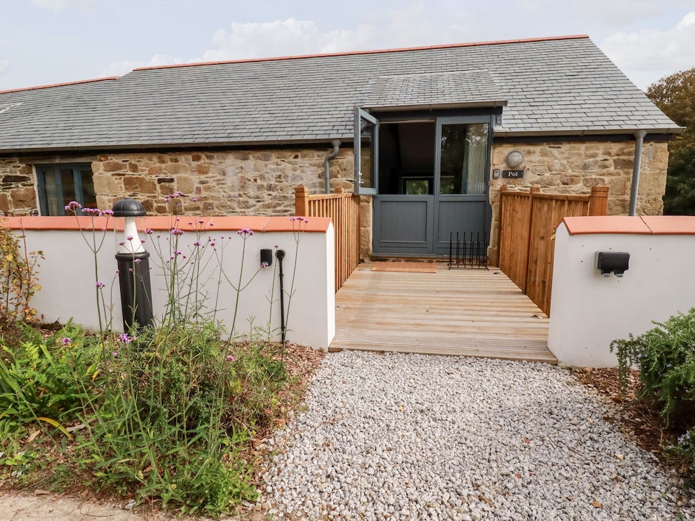 Carines Barns - Pol