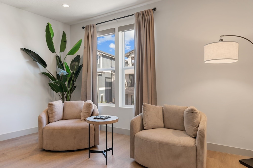 The Fish Bowl 6 Bedroom Townhouse