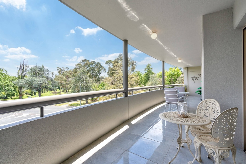 Spacious 2-bed Apartment Near Dining & Attractions