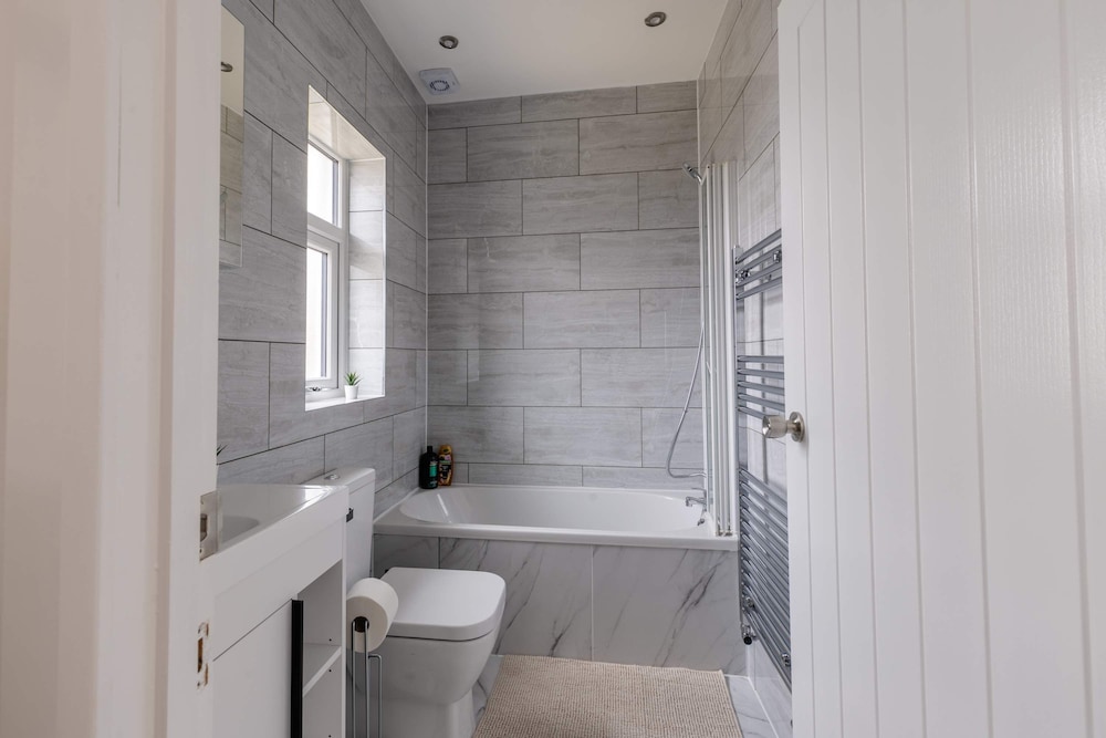 Free Parking - 4 Bedroom House