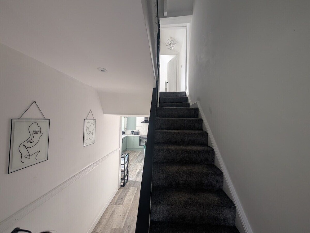 Stadium View 5-bed Retreat + Parking