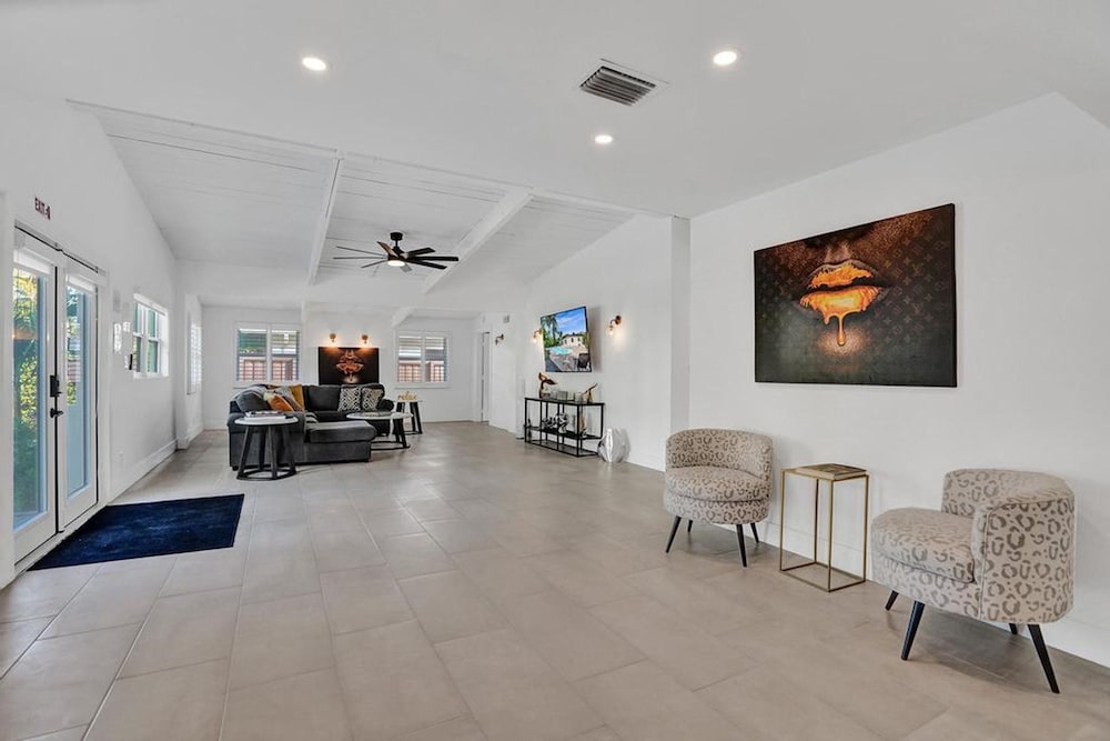 New Pool House 3-bedroom Home Victoria Park