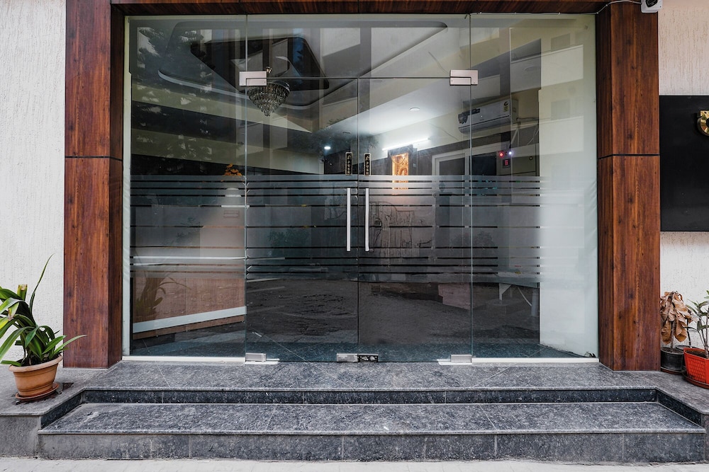 Fabhotel Royal Suites I