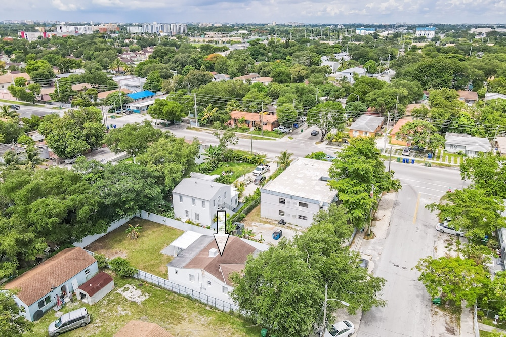 Upper Design District 3BD Home w/Jacuzzi and Backyard