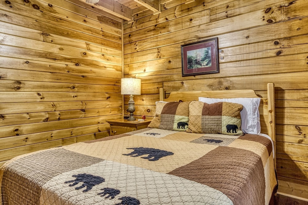 Er215 â Red Bird Haven Great Location â Close To Town! 3 Bedroom Cabin by RedAwning view 3