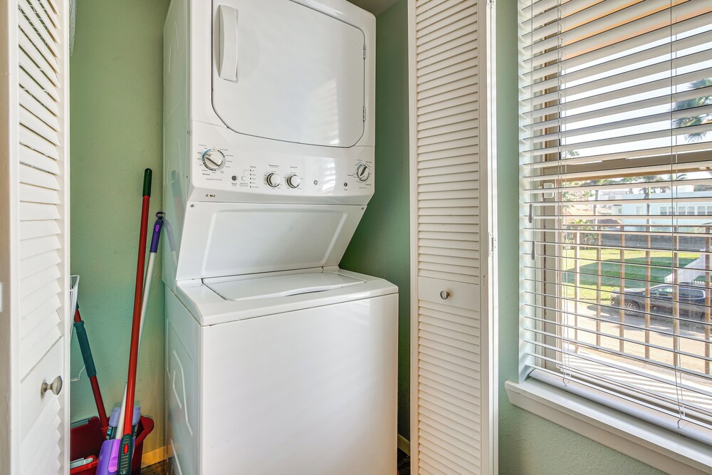 Walk to Beach: Condo w/ Pool Access in Texas!