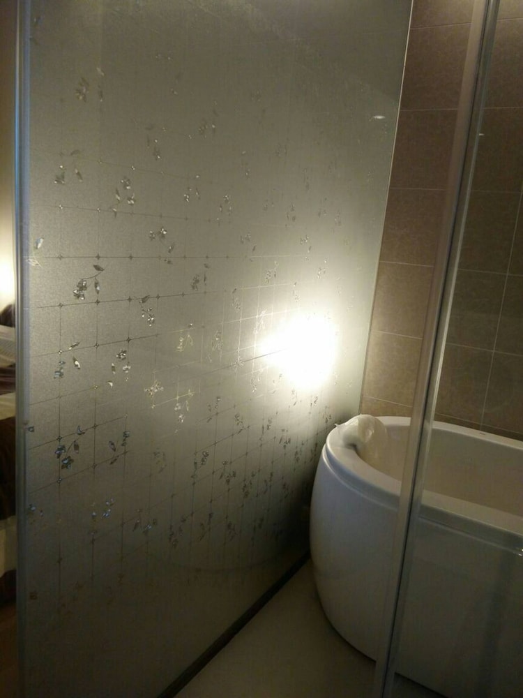 S39- 1 Bedroom Downtown Apt With Balcony and Pool