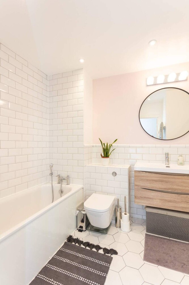 Fantastic 1 Bedroom Apartment in East London With Balcony