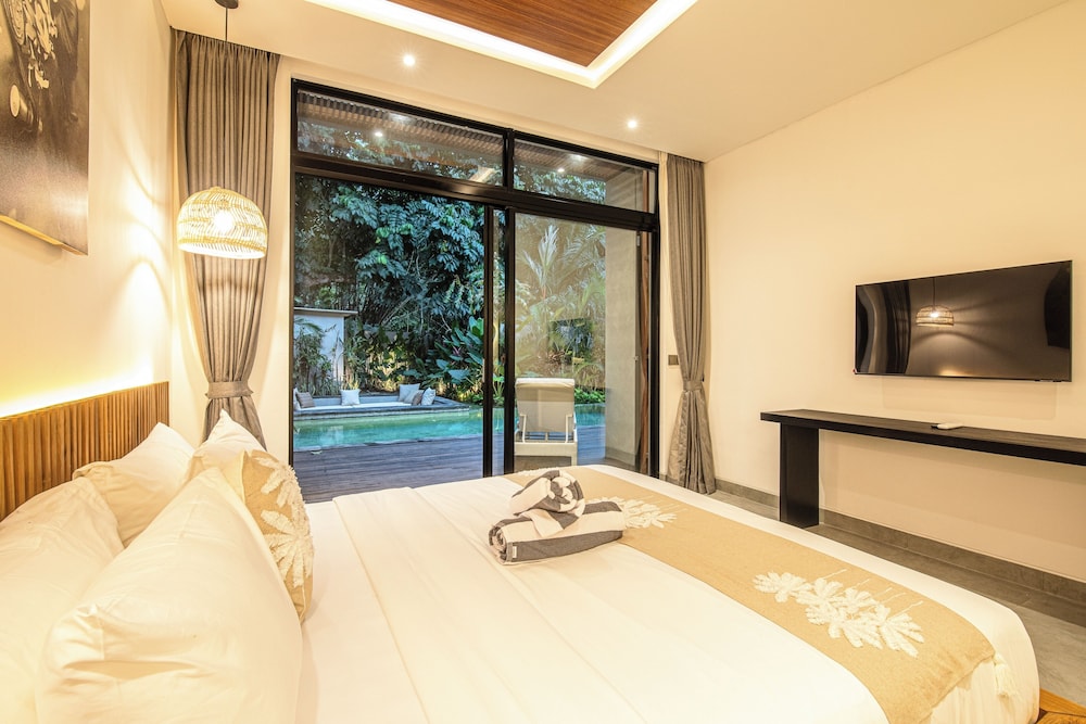 Enchanting 5BR Canggu Villa Moments to Sea