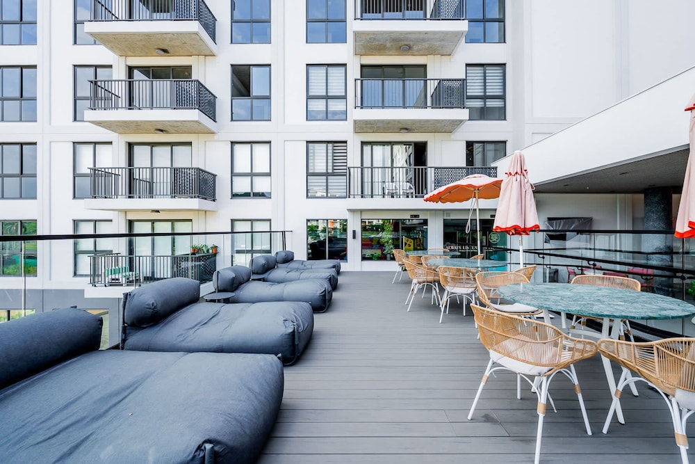 w Stunning 2BR w Great Deco in Centriqo