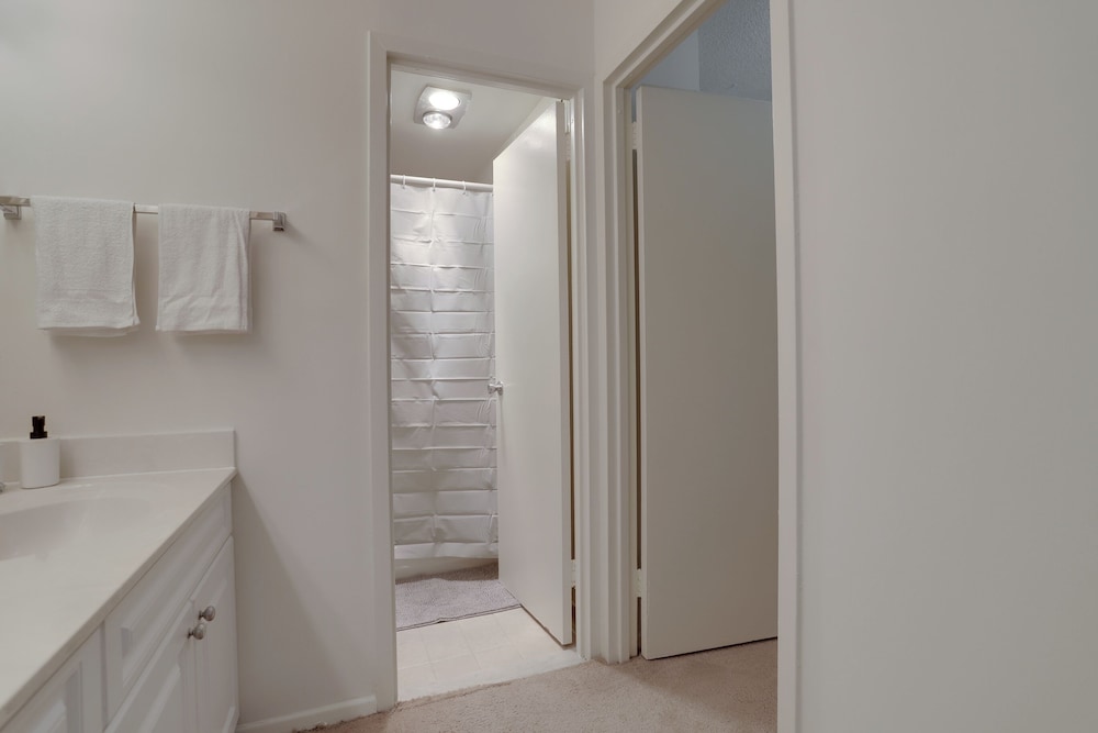 Modern Apt Near Airport in Cystal City