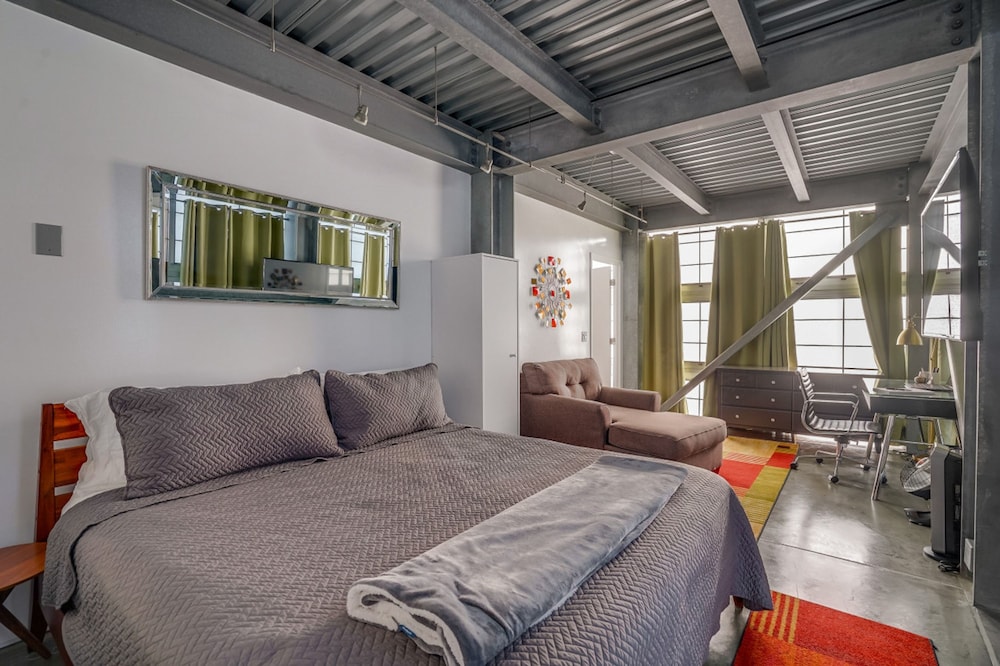 Modern Penthouse in Venice Beach-the Steel Rose-