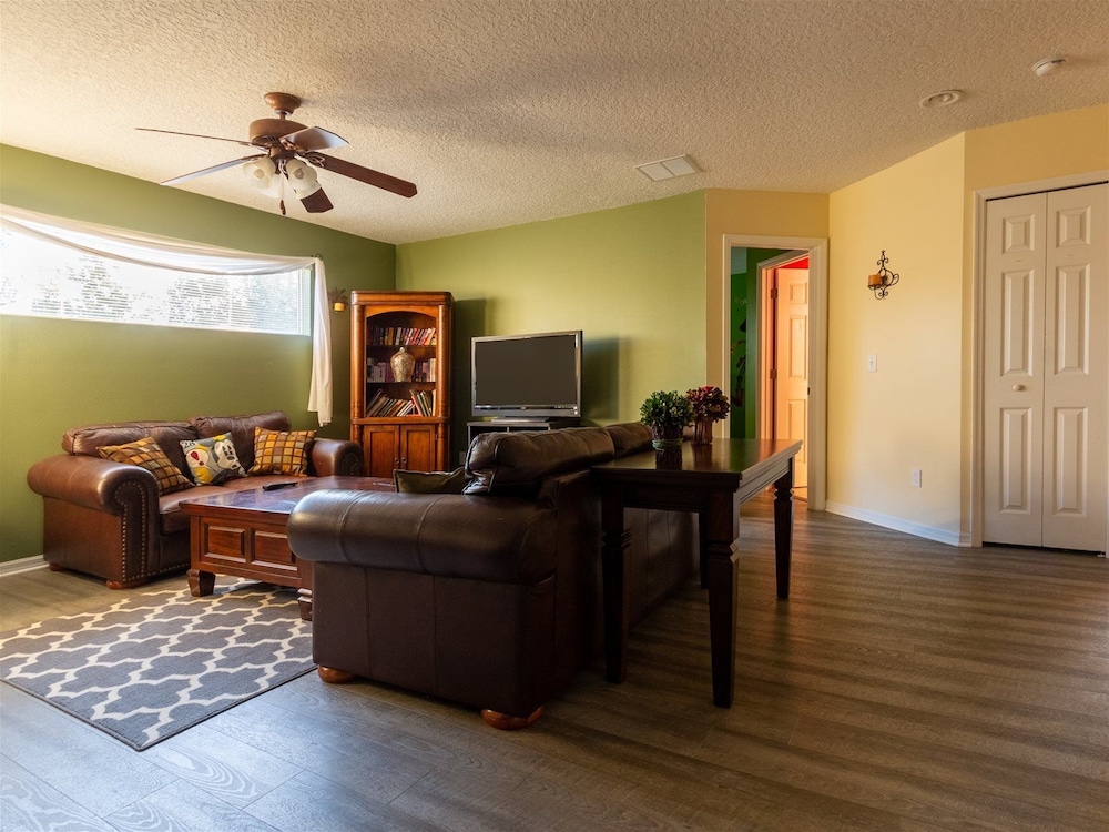 7 Bedrooms in Large Private Vacation Home by Florida Dream Homes - Image 2