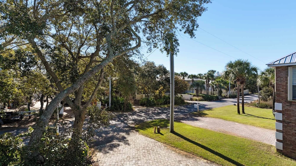 Your Ideal Beach Getaway With Private Pool, Game Room and Close to Beach!