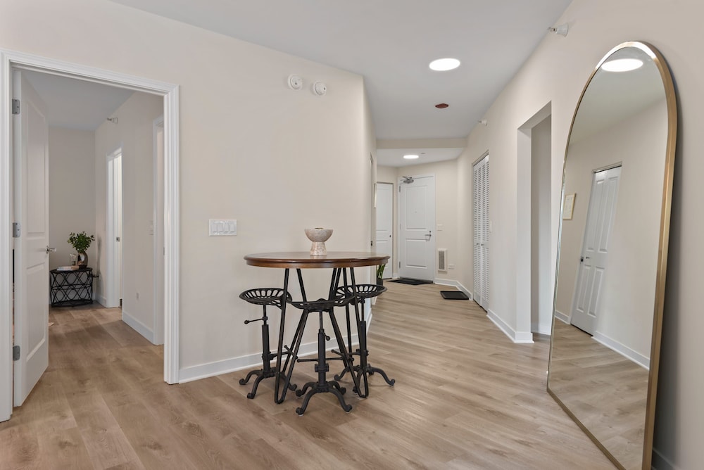 Near Riverwalk 2BR Private Balcony Downtown