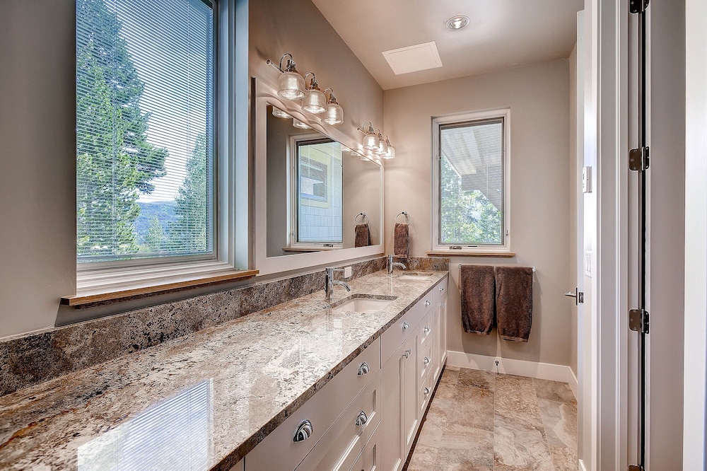 Sunrise Ski Haus 4 Bedroom Home by RedAwning