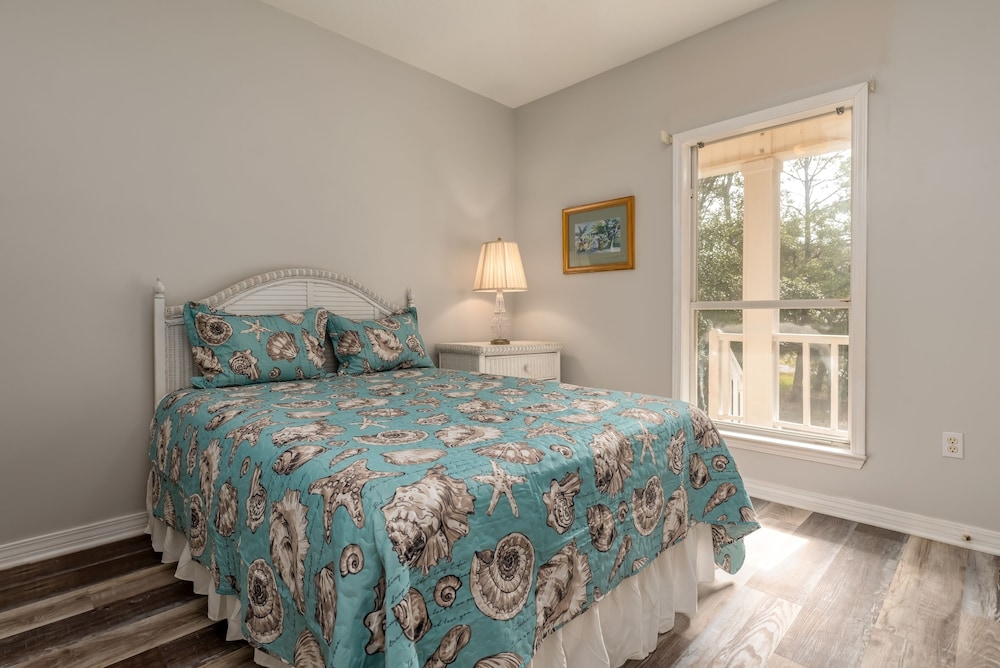 Screamin' Peace 1614 Cadillac 3 Bedroom Home by RedAwning view 5