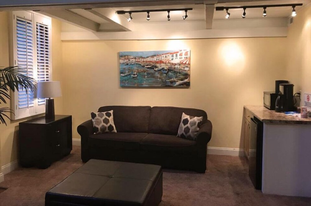 Harbour Square Suites