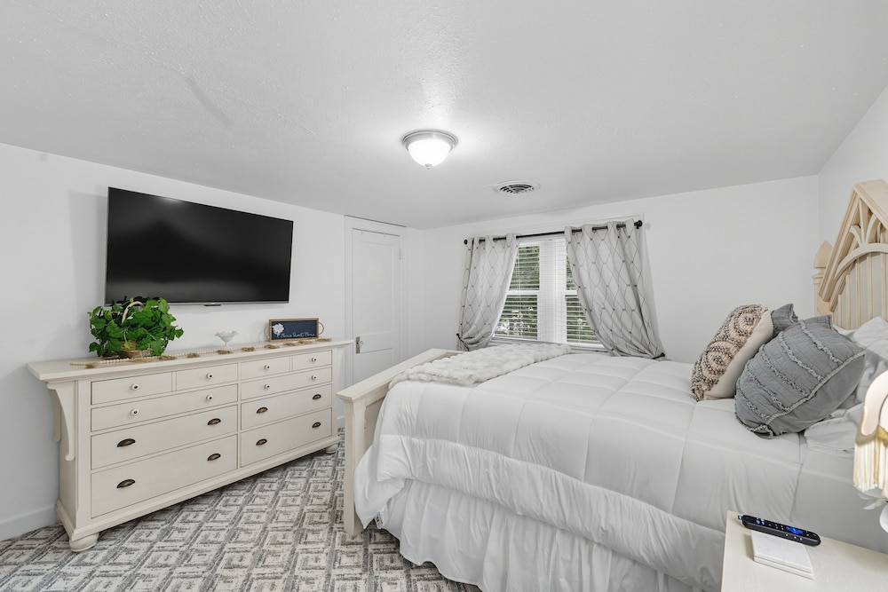 St. Louis Retreat With Game Room & Yard 3 Bedroom Home