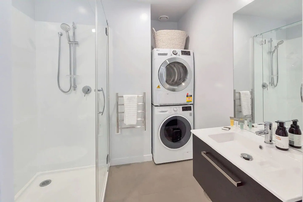 Takapuna Contemporary 2BR with Carpark view 3