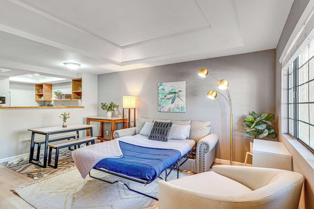 2 Mi to Tucson Mall: Condo w/ Pool & Hot Tub!