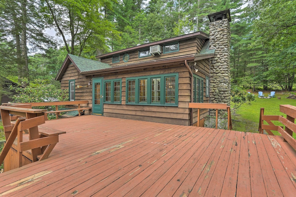 Steps to Lake: Tafton Cottage w/ Fire Pit & Grill view 3