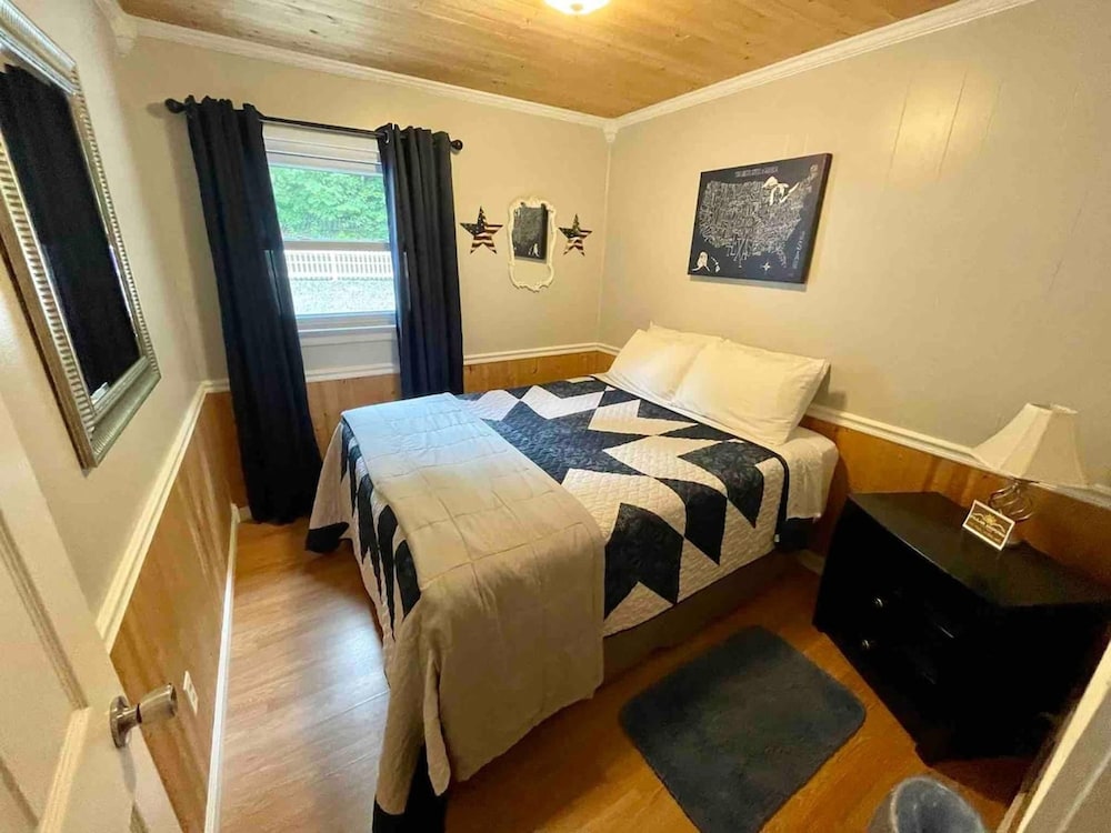 Ellis House Trail Lodging Sleeps 16